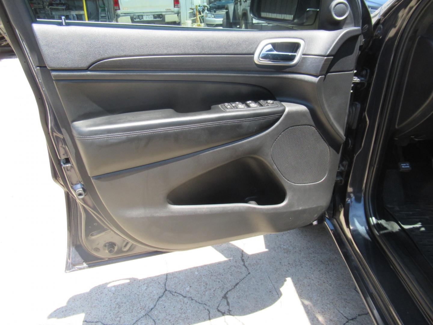 2015 Black /Black Jeep Grand Cherokee ALTITUDE (1C4RJFAGXFC) with an 3.6L V6 F DOHC 24V engine, Automatic transmission, located at 1511 North Shepherd Dr., Houston, TX, 77008, (281) 657-1221, 29.798361, -95.412560 - 2015 JEEP GRAND CHEROKEE ALTITUDE VIN: 1C4RJFAGXFC948318 1 C 4 R J F A G X F C 9 4 8 3 1 8 4 DOOR WAGON/SPORT UTILITY 3.6L V6 F DOHC 24V GASOLINE REAR WHEEL DRIVE W/ 4X4 - Photo#7